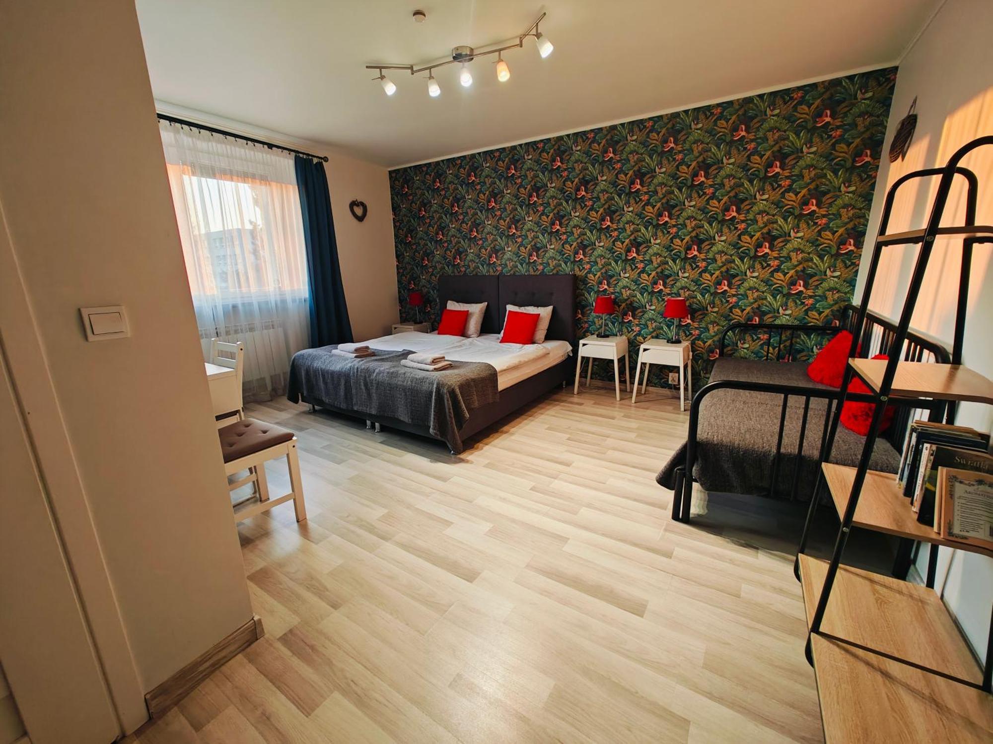 7Th Room Guest House Oswiecim Bagian luar foto