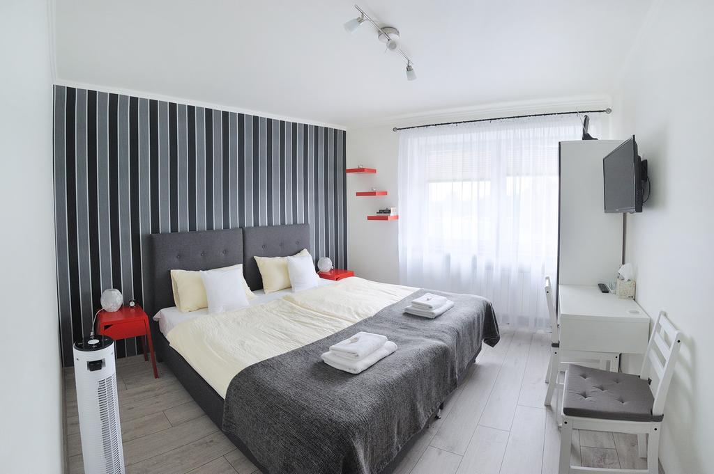 7Th Room Guest House Oswiecim Bagian luar foto